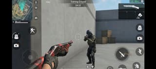 Free Fire in-game screenshot showing a crosshair lined up on an enemy's head