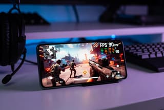 Android gaming performance optimization guide showing gameplay and FPS monitoring