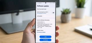 Samsung Galaxy phone displaying a software update screen