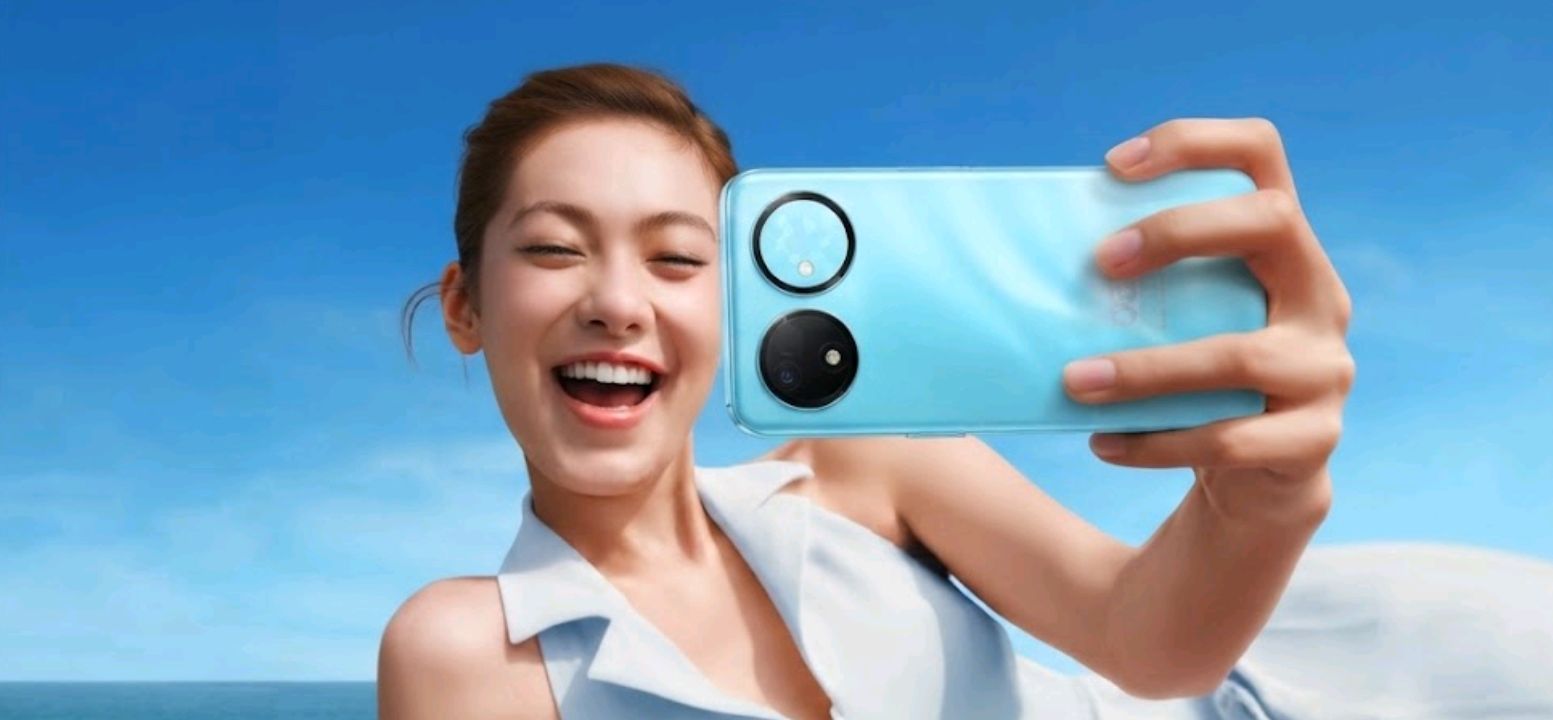 Huawei Nova 16 Pro in hand showing camera bump