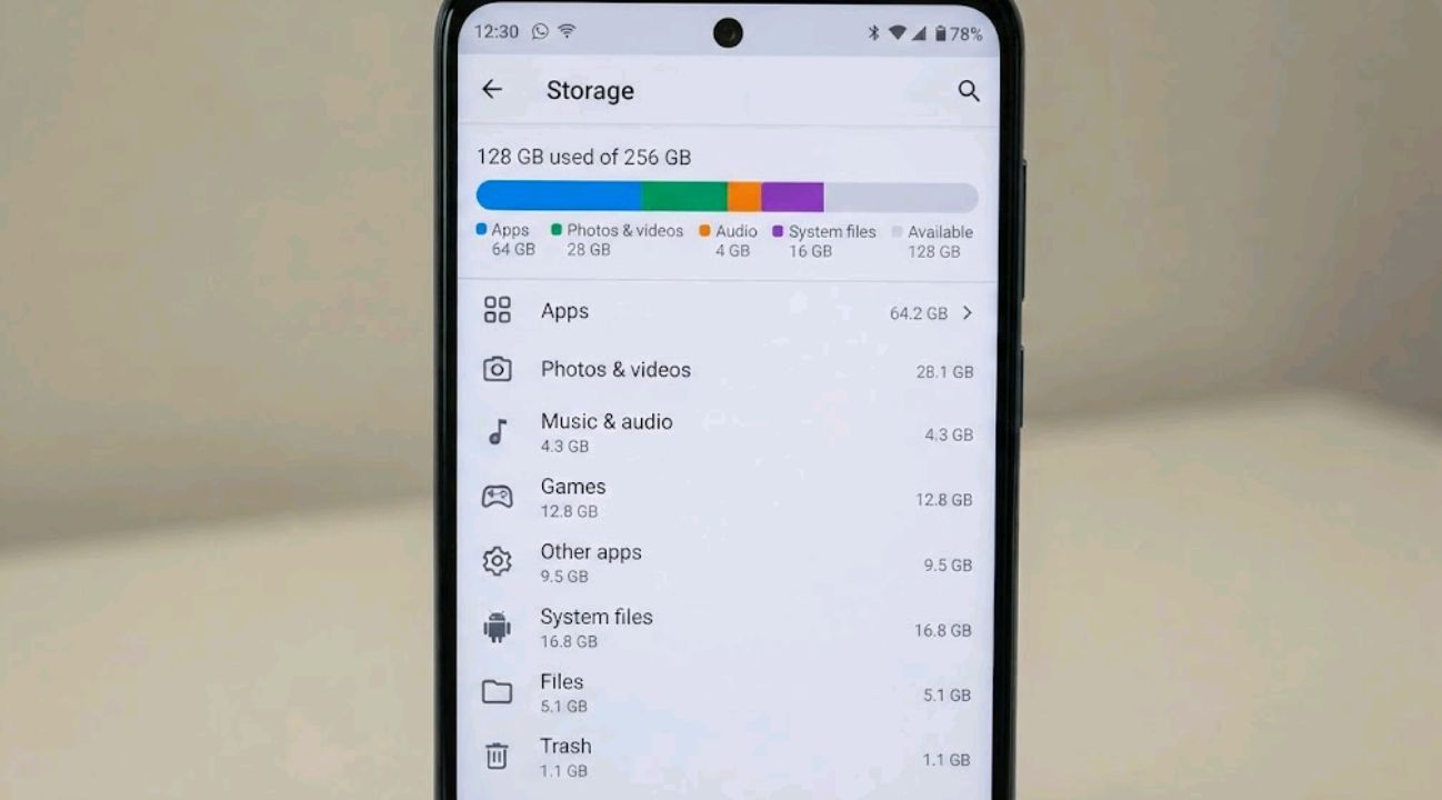 Motorola settings screen showing storage breakdown by apps, photos, and system files
