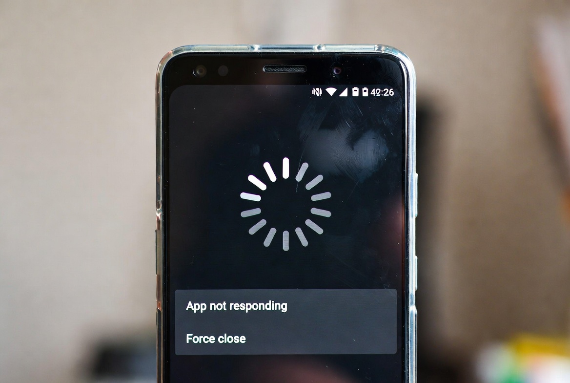 Android phone lagging and freezing due to full storage and overloaded background apps