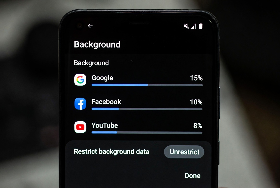 Android battery settings showing app background activity control