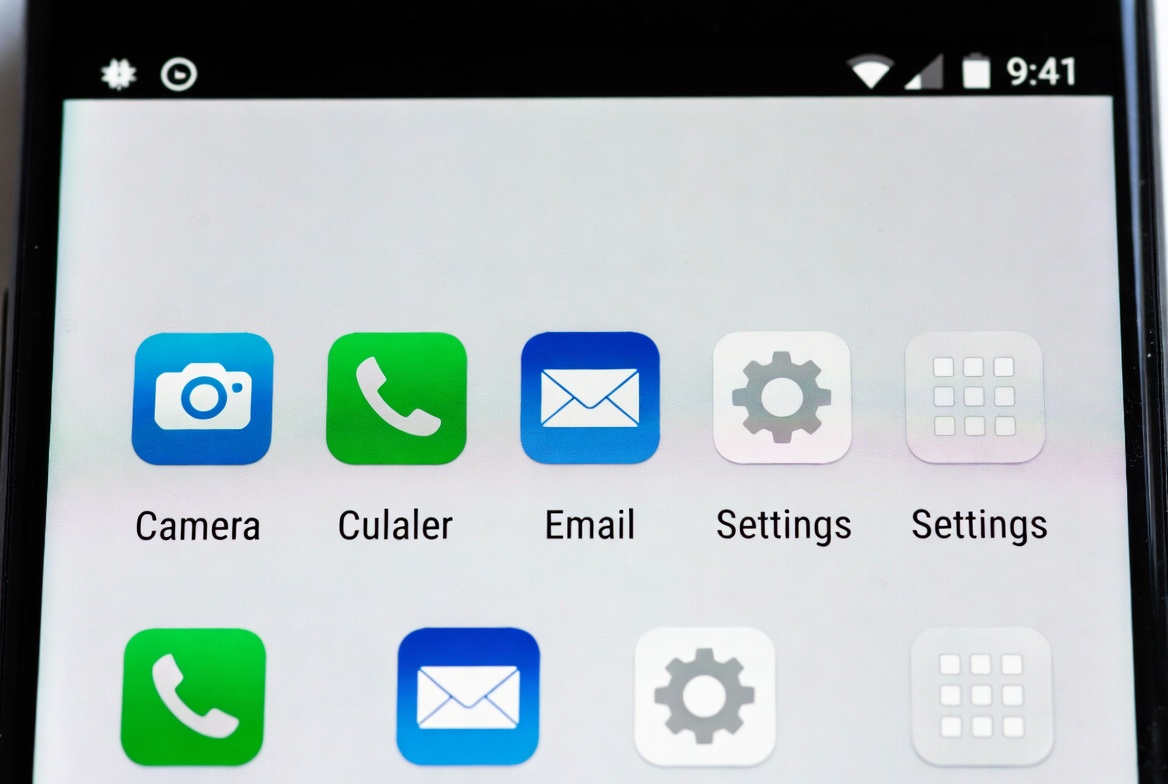 Clean Android home screen setup with minimal widgets