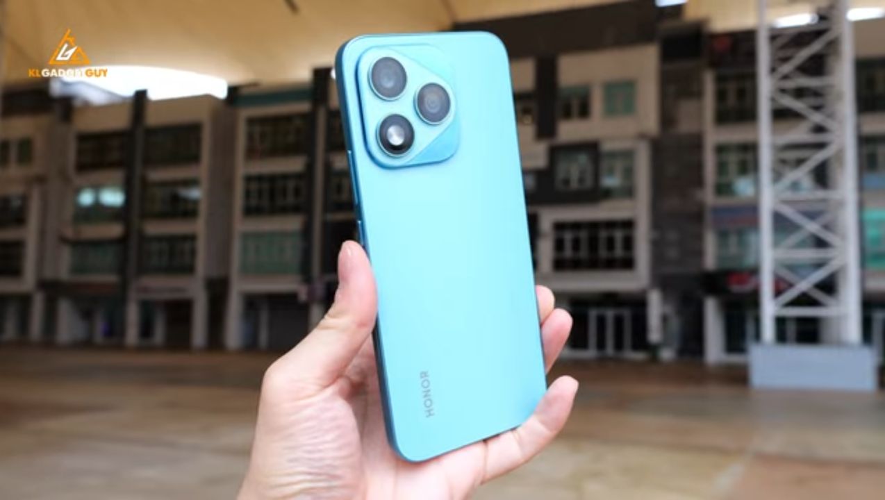 Honor 400 Lite in hand, showing AMOLED display