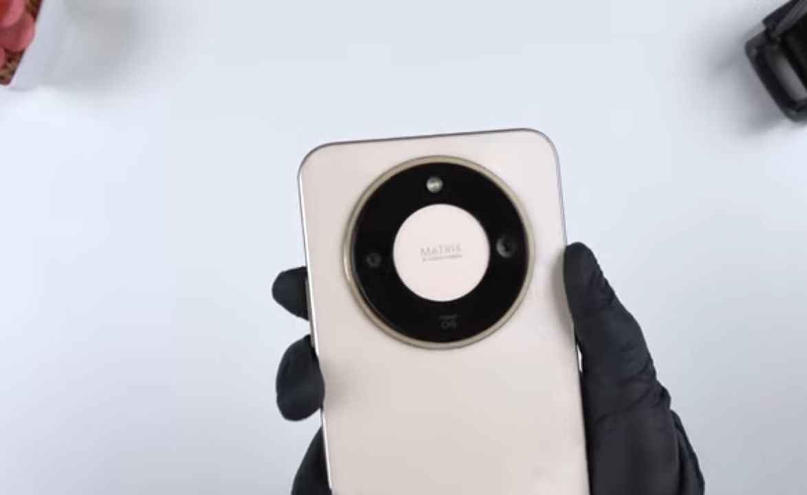 Honor X9d battery and durability testing illustration