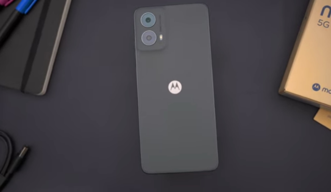 Motorola Moto G 5G 2024 clean Android design front and back