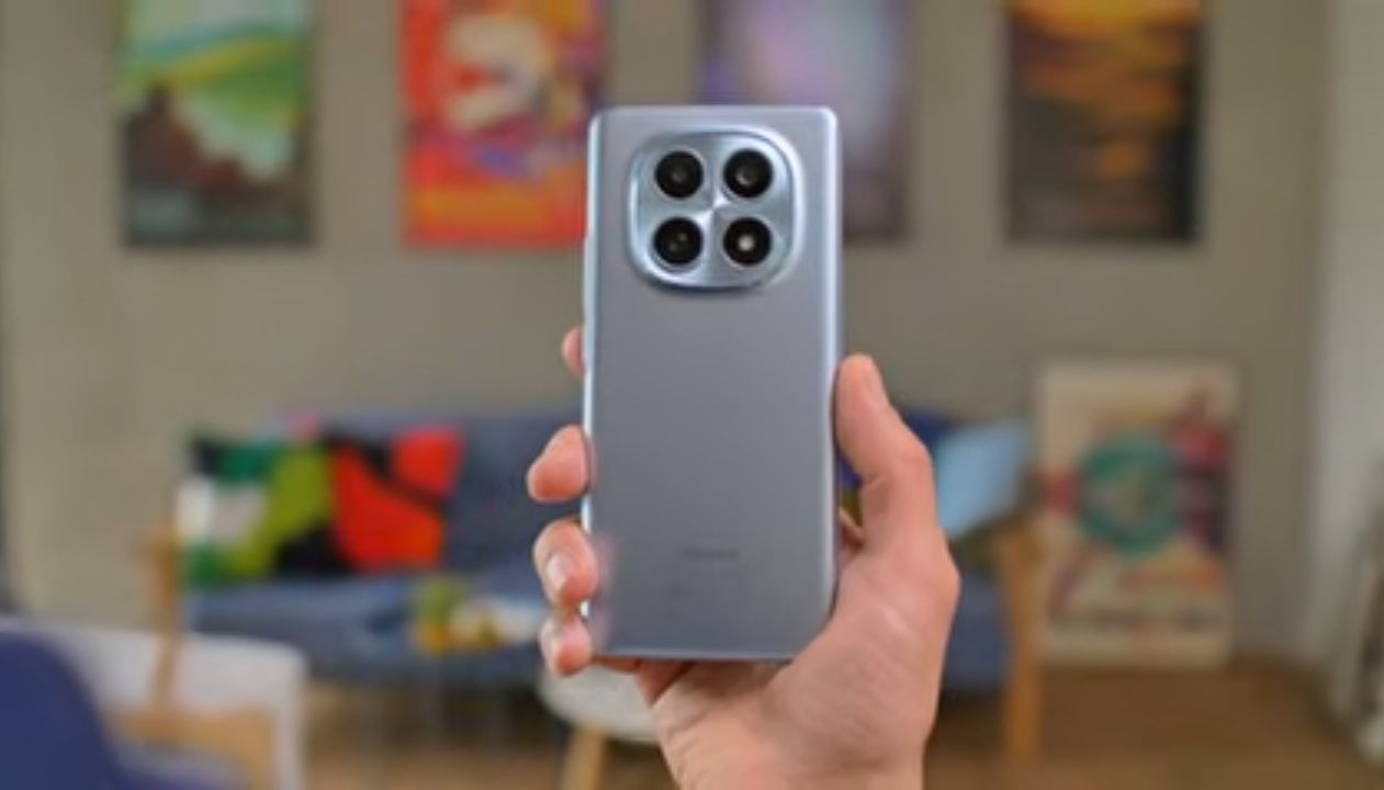 Redmi Note 15 5G AMOLED display close-up