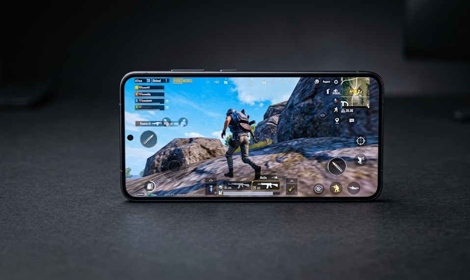 Samsung Galaxy S25 gaming session with mobile game on screen