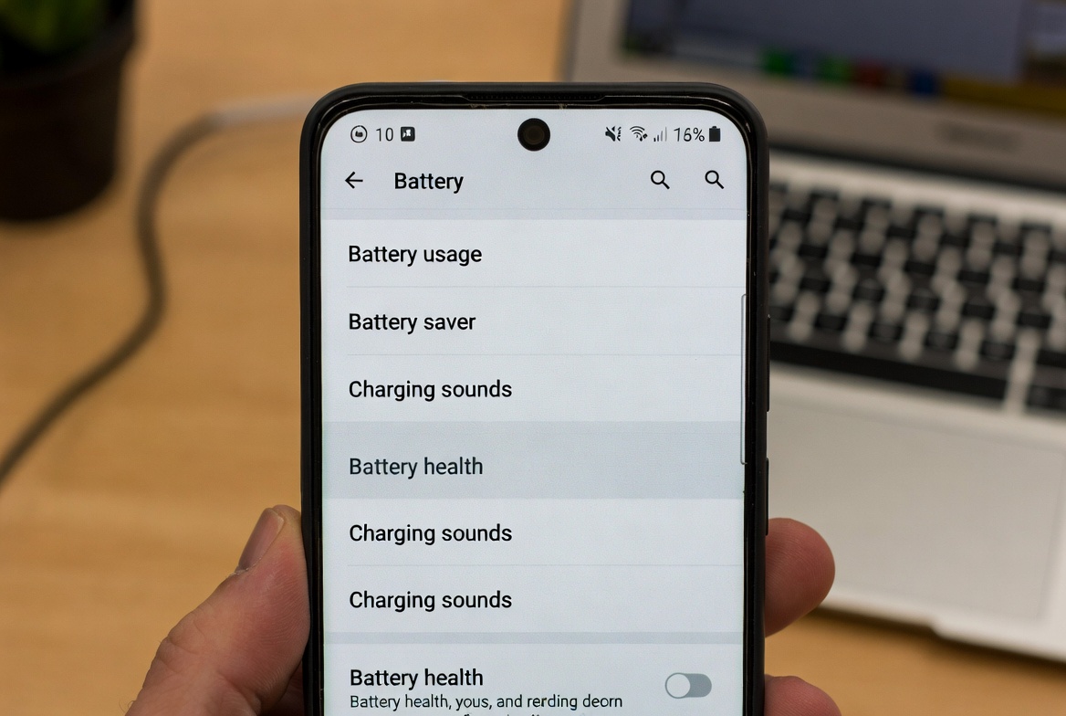 Android battery settings menu showing usage and health stats