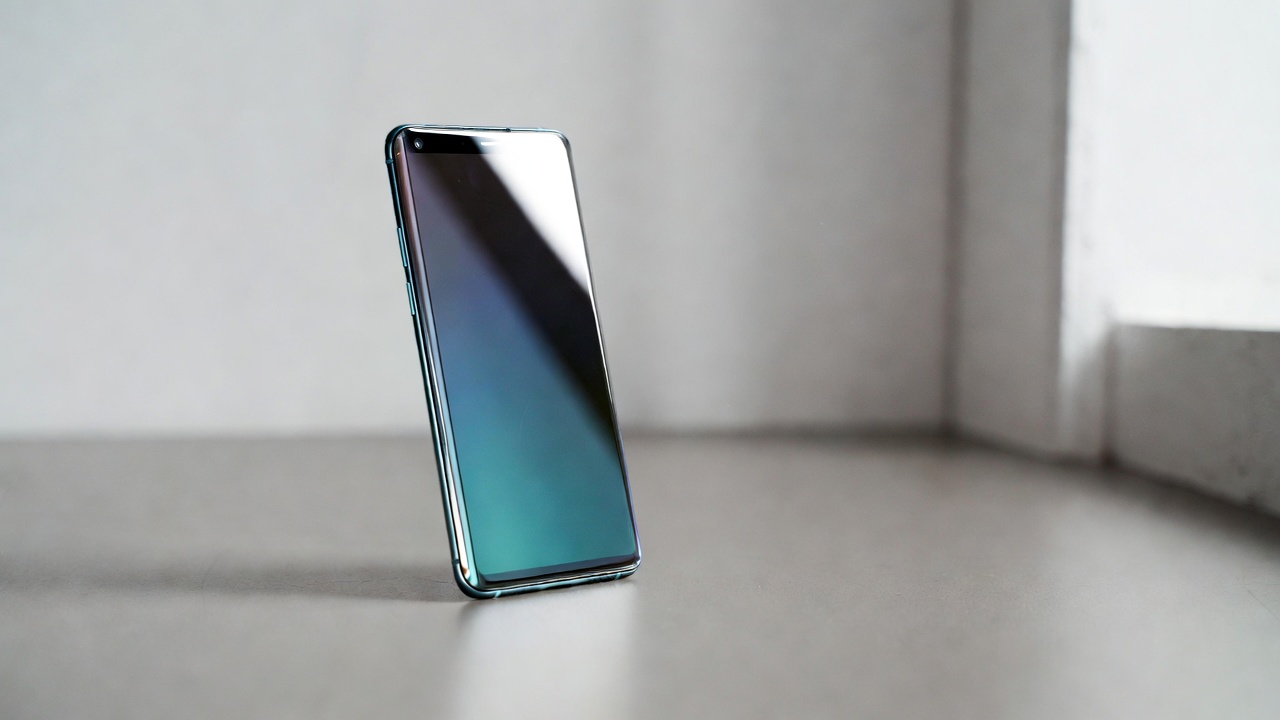 Why Most People Don't Use 50% of Their Smartphone Features – Featured cover | ReviByte Opinions