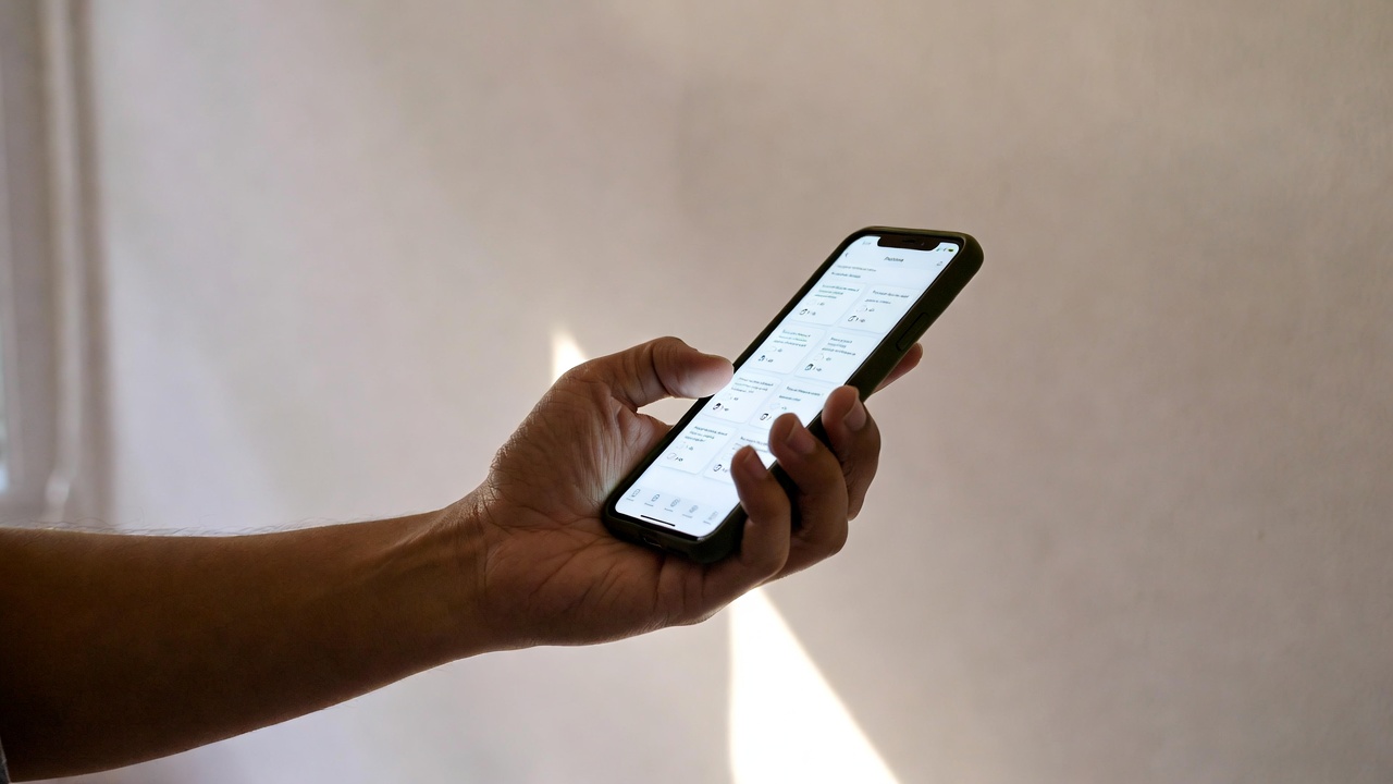 Student using a mobile flashcard app for spaced repetition study