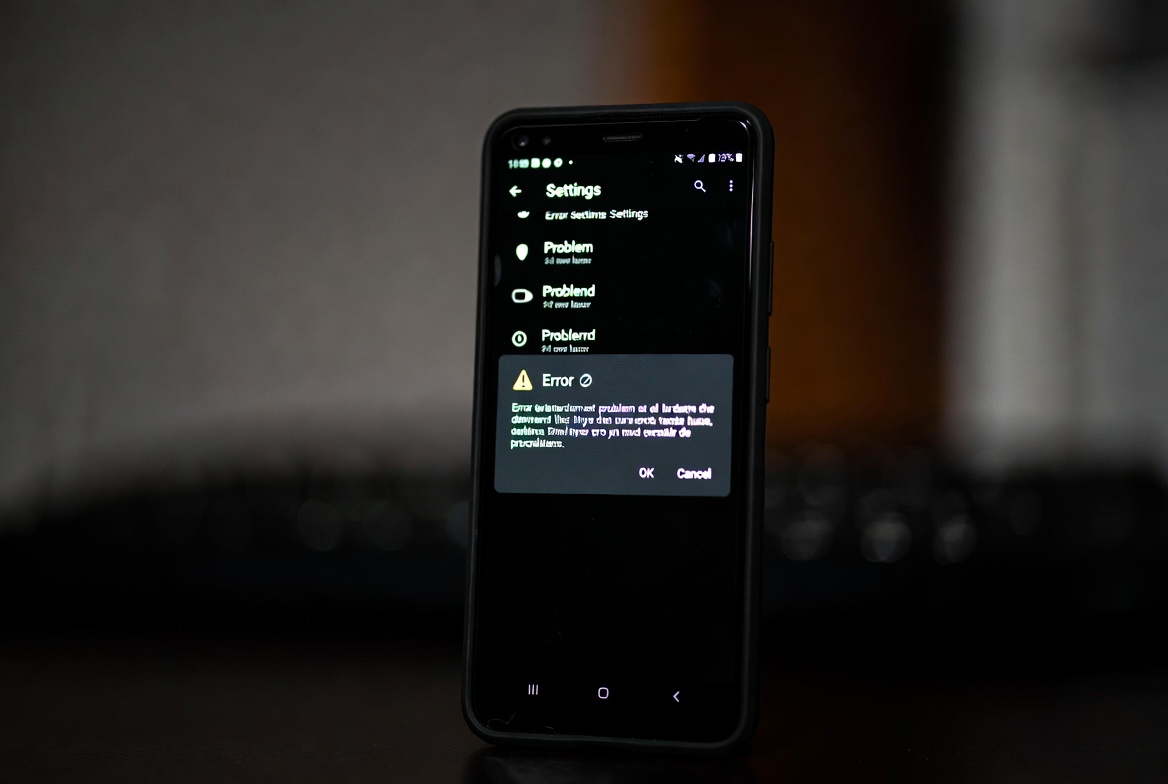 Android phone showing error and glitch on screen