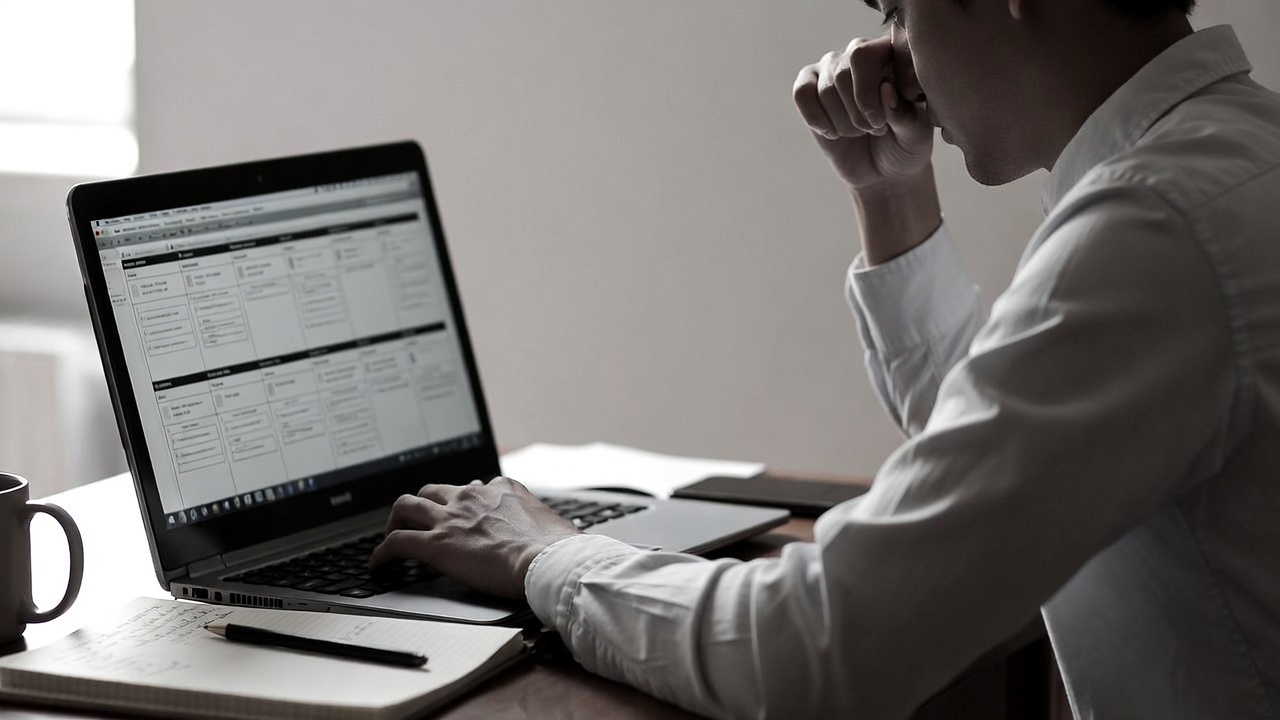 AI organizing unstructured data into meaningful patterns