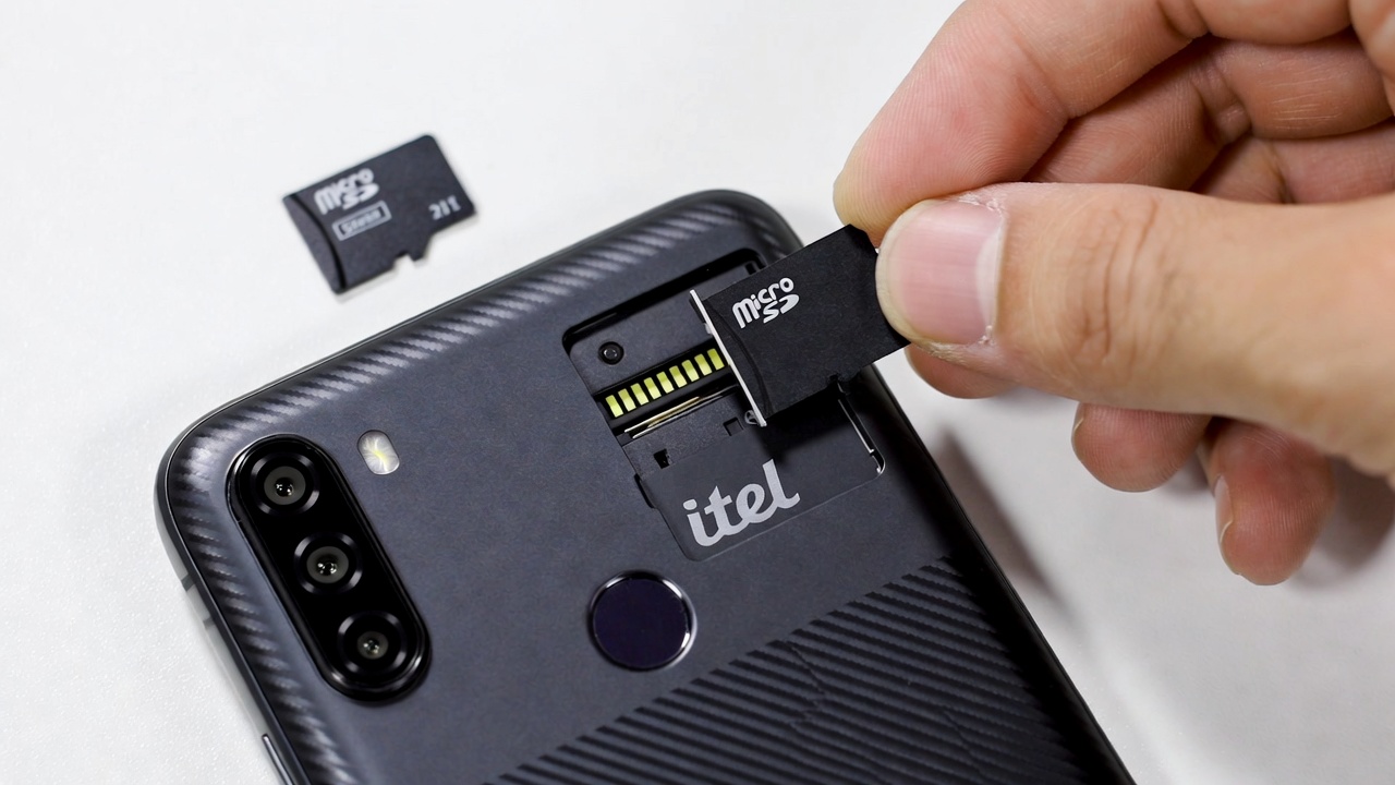 itel phone with SD card slot visible and expandable storage demonstration