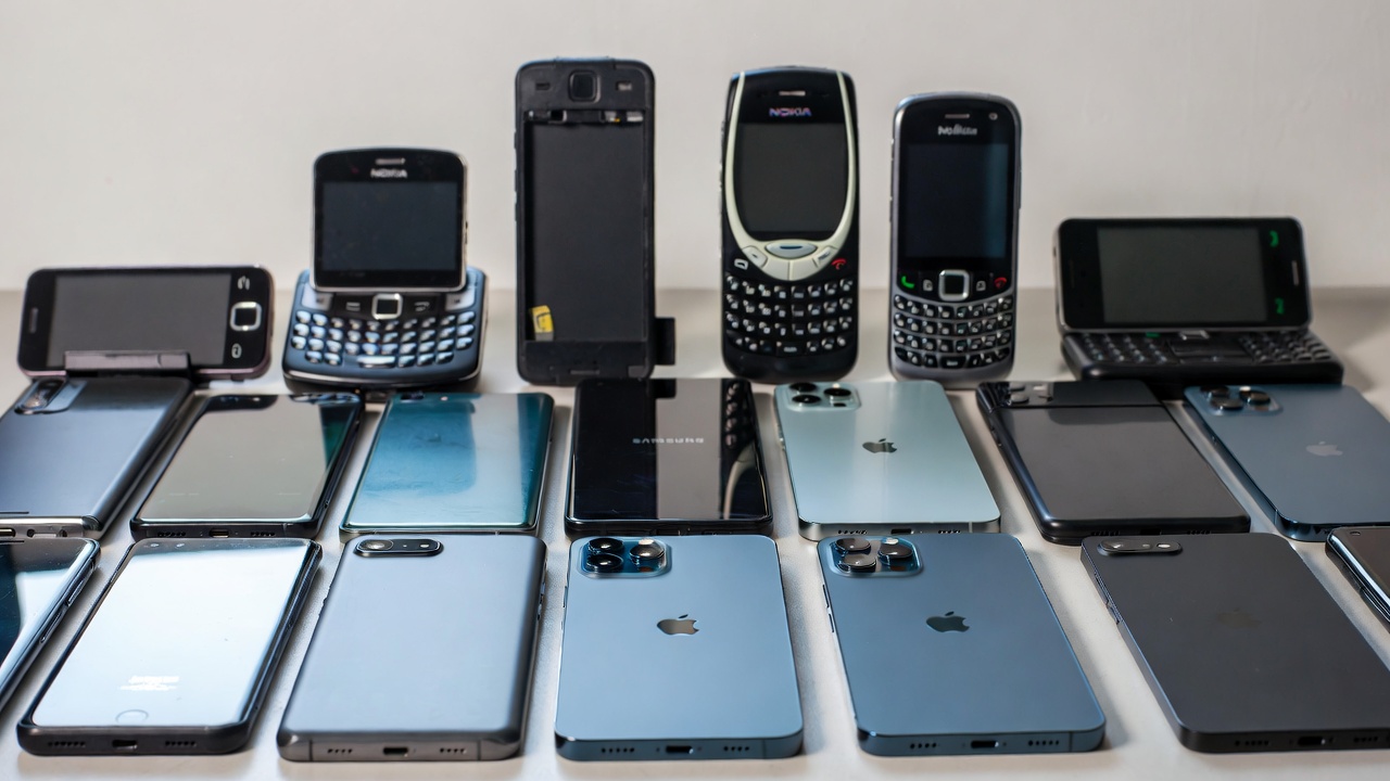 Comparison of phone thickness between modern sealed smartphones and older phones with removable batteries